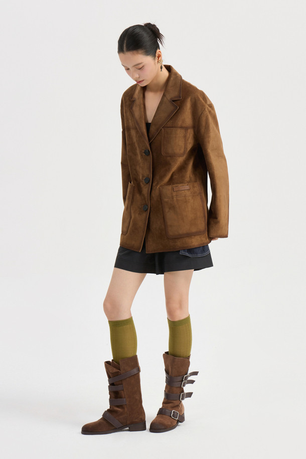 [Atelier] 리얼 스웨이드 레더 점퍼 (브라운)는 여성스러운 겨울 데일리룩, 모임룩, 데이트룩을 위한 완벽한 선택입니다. 부드러운 돈피 스웨이드 소재와 스탠다드핏으로 편안하면서도 클래식하고 캐주얼한 스타일을 연출합니다. 얇은 두께감과 드롭 숄더 디자인이 특징이며, ATELIER 로고 패턴 안감과 스티치 디테일이 고급스러움을 더합니다. 핸드 오일 브러쉬 포인트와 럭키슈에뜨 로고 와펜으로 포인트를 주어 미니멀하면서도 세련된 룩을 완성합니다. 힙 기장의 긴 소매 자켓으로 가을과 겨울, 당신의 스타일을 한층 끌어올려 보세요.
