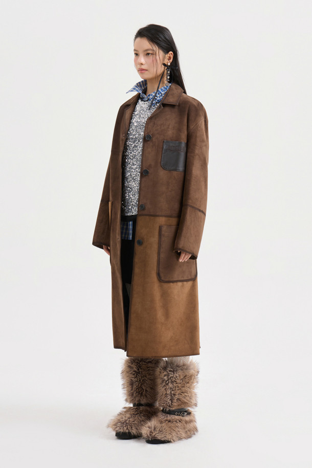 [Atelier] 리얼 스웨이드 롱 코트 (브라운)는 부드러운 촉감의 스웨이드 소재로 제작되어 가을과 겨울, 일상과 데일리룩에 모두 활용하기 좋은 여성 코트입니다. 클래식하고 유니크한 무드를 선사하며, 롱 기장의 H라인 핏으로 세련된 실루엣을 연출합니다. 싱글 버튼 여밈 방식과 두꺼운 두께감으로 따뜻함을 더하고, 오일 브릿지 워싱 처리와 가슴 포켓 레더 디테일, 로고 아플리케 자수, ATELIER 컬렉션 로고 패턴 안감 등 섬세한 디테일로 완성도를 높였습니다. 겨울철 데일리룩, 오피스룩, 모임룩 등 다양한 TPO에 맞춰 클래식, 미니멀, 시크 스타일을 연출해보세요.
