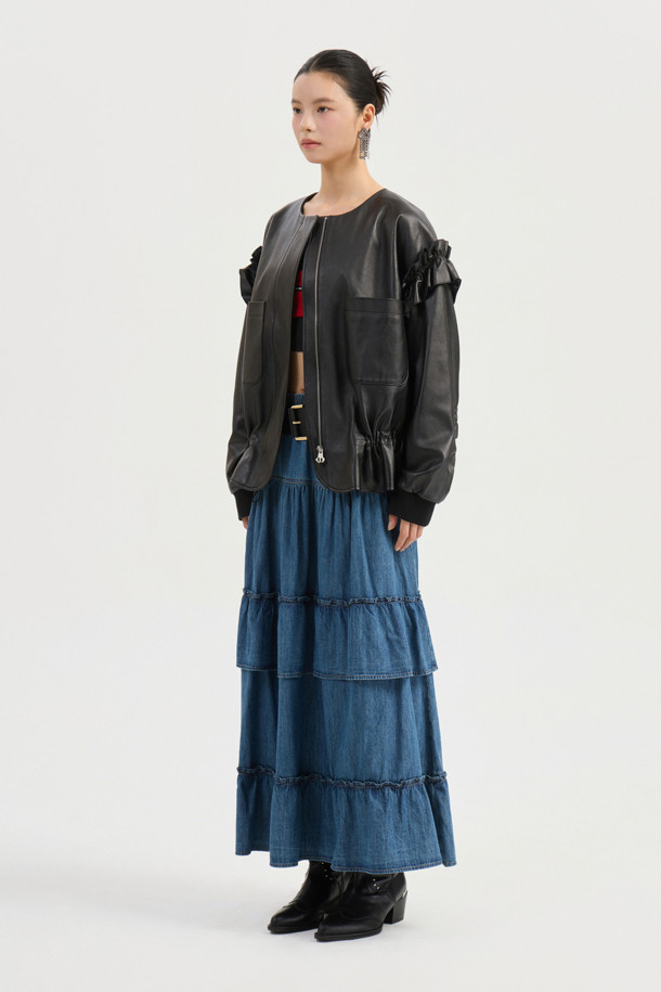 [Re-Order] [아뜰리에] 프릴 리얼 레더 점퍼 (블랙)는 부드러운 나파 양가죽 소재의 여성 점퍼입니다. 캐주얼과 페미닌 무드를 동시에 연출하며, 봄, 가을에 활용하기 좋습니다. 허리 스트링으로 핏 조절이 가능하며, 프릴 디테일이 여성스러운 포인트를 더합니다. 블랙 컬러의 무지 디자인으로 미니멀, 클래식한 스타일을 즐길 수 있으며, ATELIER 로고 패턴 안감이 고급스러움을 더합니다. 데이트룩, 모임룩에 적합한 아이템입니다.
