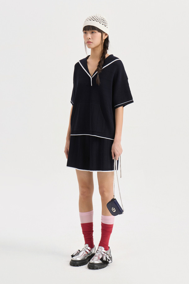 시원한 촉감의 니트 소재로 제작된 [Re-Order] Sailor Half Sleeve Knit Pullover (dark navy)입니다. 세일러 칼라 디자인과 볼륨감 있는 조직감, 컬러 파이핑 디테일이 돋보이며, 루즈핏과 여유로운 어깨 실루엣으로 편안하게 착용 가능합니다. 다크 네이비 컬러의 반소매 니트 풀오버로 여름철 캐주얼룩에 활용하기 좋습니다.
