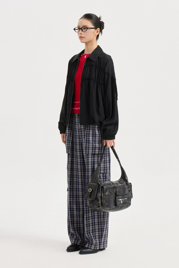 슬림핏 골지 니트 풀오버 (레드)는 가을과 겨울, 우아하고 클래식한 스타일을 연출하는 여성용 니트/스웨터입니다. 부드러운 울과 비스코스 혼방 소재로 제작되어 포근한 착용감을 선사하며, 슬림핏 라운드넥 디자인으로 세련된 실루엣을 강조합니다. 소매 끝단 플레어 디자인과 배색 트리밍 디테일이 돋보이며, 이너 탑과 함께 레이어드하여 다양한 스타일을 연출할 수 있습니다. 데이트룩, 카페룩, 겨울 데일리룩 등 다양한 TPO에 활용하기 좋으며, 미니멀하면서도 클래식한 무드를 완성해줍니다. 얇은 두께감으로 답답함 없이 편안하게 착용 가능합니다.
