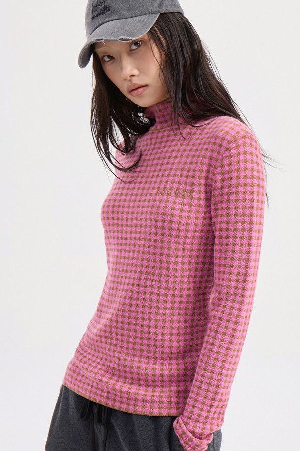 깅엄 체크 하이넥 니트 풀오버 (핑크)는 부드러운 울과 면 혼방 소재로 제작되어 가을, 겨울 시즌 따뜻하게 착용하기 좋습니다. 슬림핏 디자인에 하프넥 라인으로 포근함을 더했으며, 깅엄 체크 패턴이 캐주얼하고 베이직한 분위기를 연출합니다. 뒷중심 싸개 단추 디테일과 왼쪽 가슴 로고 자수가 포인트이며, 이너용으로 활용하기 좋습니다. 데이트룩 또는 모임룩에 매치하여 스타일리시한 룩을 완성해보세요.
