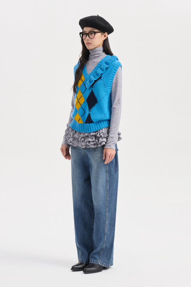 아르갈 프릴 니트 베스트 (블루)는 여성스러운 무드를 더해줄 캐주얼 스타일의 베스트입니다. 울 소재로 제작되어 가을, 겨울 시즌에 따뜻하게 착용할 수 있으며, 레귤러 핏과 스탠다드 기장으로 편안한 착용감을 선사합니다. 아가일 패턴과 프릴 디테일, 아일렛 조직이 더해져 디자인의 포인트를 더했으며, 라운드넥과 민소매 디자인으로 다양한 이너와 레이어드하여 데이트룩, 모임룩, 또는 미니멀한 스타일 연출에도 활용하기 좋습니다. 블루, 옐로우, 네이비 세 가지 컬러로 출시되어 취향에 맞는 색상을 선택할 수 있습니다. 부드러운 촉감으로 기분 좋은 착용감을 느끼실 수 있습니다.
