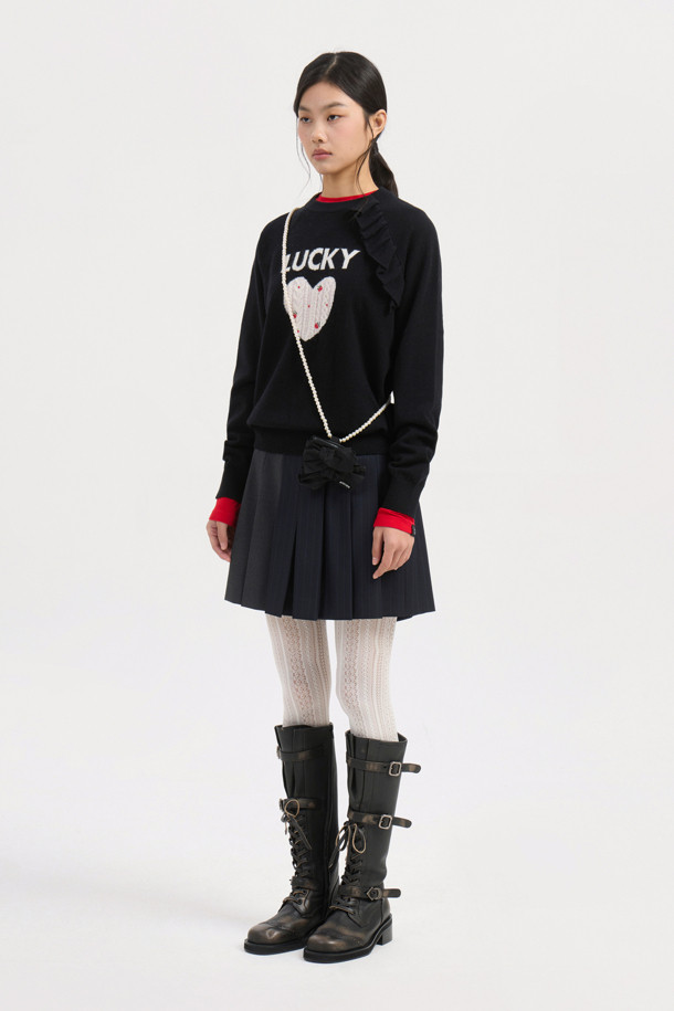 럭키 포인트 프릴 니트 풀오버 (블랙)는 여성들을 위한 캐주얼 스타일의 니트/스웨터입니다. 가을, 겨울 시즌에 어울리는 두꺼운 두께감의 긴소매 제품으로, 부드러운 촉감과 루즈핏이 편안한 착용감을 선사합니다. 라운드넥 디자인에 래글런 소매, 프릴 디테일, 자수 장식이 더해져 사랑스러운 분위기를 연출하며, 하트, 케이블, 플라워 패턴이 돋보입니다. 데이트룩, 모임룩으로 활용 가능하며, 이너로도 다양하게 코디할 수 있어 활용도가 높습니다. 캐주얼, 클래식, 미니멀 스타일을 즐겨 입는 분들께 추천합니다.
