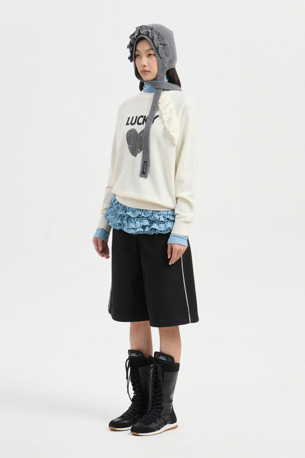 럭키 포인트 프릴 니트 풀오버 (아이보리)는 여성스러운 무드를 연출하는 상의입니다. 부드러운 울, 캐시미어, 나일론 혼방 소재로 제작되어 따뜻하고 포근한 착용감을 선사하며, 라운드넥과 래글런 소매 디자인으로 편안한 핏을 제공합니다. 특히, 프릴 디테일과 자수 장식이 더해져 로맨틱한 분위기를 강조하며, 케이블, 하트, 플라워 패턴이 돋보입니다. 데이트룩, 모임룩과 같은 특별한 날은 물론, 캐주얼 스타일로도 활용 가능하며, 가을, 겨울 시즌에 두꺼운 두께감으로 따뜻하게 입을 수 있습니다.
