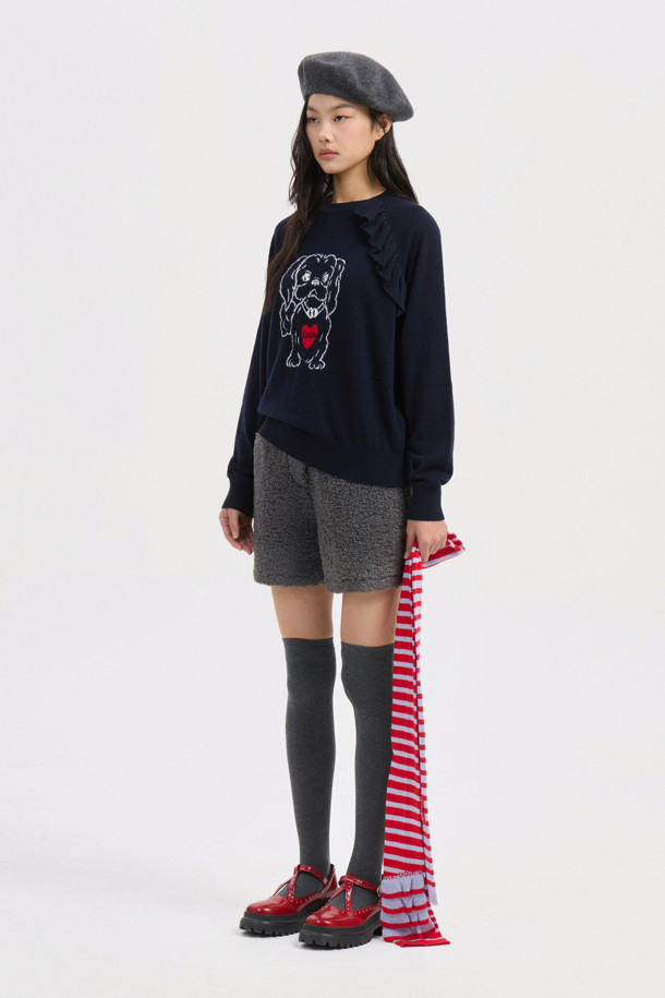 **Lulu Point 프릴 니트 풀오버 (다크 네이비)**

캐주얼, 클래식, 미니멀 스타일을 모두 아우르는 여성용 니트 풀오버입니다. 부드러운 울, 캐시미어, 나일론 혼방 소재로 제작되어 가을과 겨울에 따뜻하게 착용할 수 있습니다. 럭키 루루 캐릭터 자카드 패턴과 프릴 디테일이 사랑스러운 포인트를 더합니다. 래글런 소매의 루즈핏 라운드넥 디자인으로 편안한 착용감을 선사하며, 모임룩으로도 활용하기 좋습니다. 다크 네이비 컬러로 어떤 하의와도 쉽게 매치할 수 있습니다.
