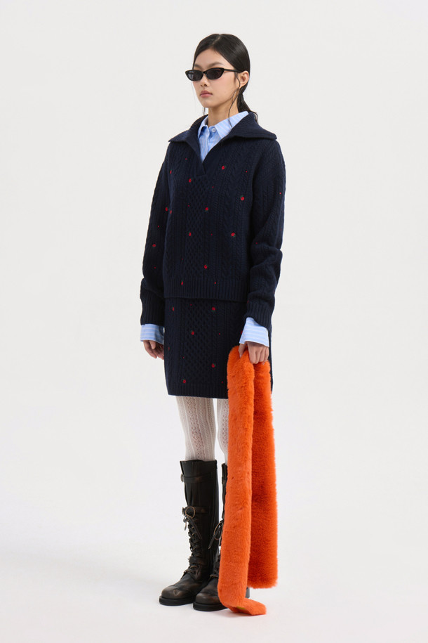 케이블 자수 카라 니트 풀오버 (다크 네이비)는 울, 캐시미어, 나일론 혼방 소재로 제작되어 부드러운 촉감과 뛰어난 보온성을 자랑하는 여성 니트입니다. 클래식한 무드와 루즈핏 디자인으로 편안하면서도 세련된 스타일을 연출하며, 가을, 겨울 시즌에 활용하기 좋습니다. 빅사이즈 카라와 플라워 모티브 자수 장식이 돋보이며, 노치넥 디자인으로 여성스러운 분위기를 더합니다. 데이트룩, 모임룩, 출근룩 등 다양한 TPO에 활용 가능한 아이템으로, 스커트와 함께 세련된 룩을 완성할 수 있습니다.
