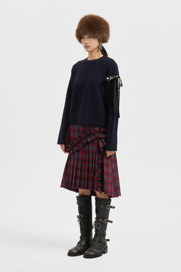 럭키 테이프 니트 풀오버 (다크 네이비)는 가을과 겨울, 페미닌하면서도 캐주얼한 무드를 연출하는 여성용 니트입니다. 울과 나일론 혼방 소재로 제작되어 포근한 촉감을 선사하며, 두꺼운 두께감으로 따뜻하게 착용할 수 있습니다. 크롭 기장의 루즈핏이며, 라운드넥 디자인에 아가일 & 로고 패턴이 적용되었습니다. 왼쪽 어깨 럭키 로고 테이프 디테일과 스카시 조직, 럭키 레터링이 포인트로, 모임룩, 캐주얼, 클래식, 미니멀 스타일 모두 소화 가능합니다. 긴 소매 기장으로 간절기부터 겨울까지 폭넓게 활용할 수 있습니다.
