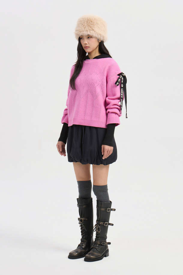 사랑스러운 핑크 컬러의 럭키 테이프 니트 풀오버입니다. 부드러운 울과 나일론 혼방 소재로 제작되어 가을, 겨울 시즌 따뜻하게 착용할 수 있습니다. 페미닌한 무드의 루즈핏 크롭 기장으로, 아가일 패턴과 언발란스 로고 테이프, 스카시 조직 디테일이 돋보입니다. 라운드넥과 긴 소매 디자인으로 클래식하면서도 미니멀한 스타일을 연출하며, 데이트룩이나 모임룩에 활용하기 좋습니다. 보온 기능을 갖춰 추운 날씨에도 포근함을 선사합니다.
