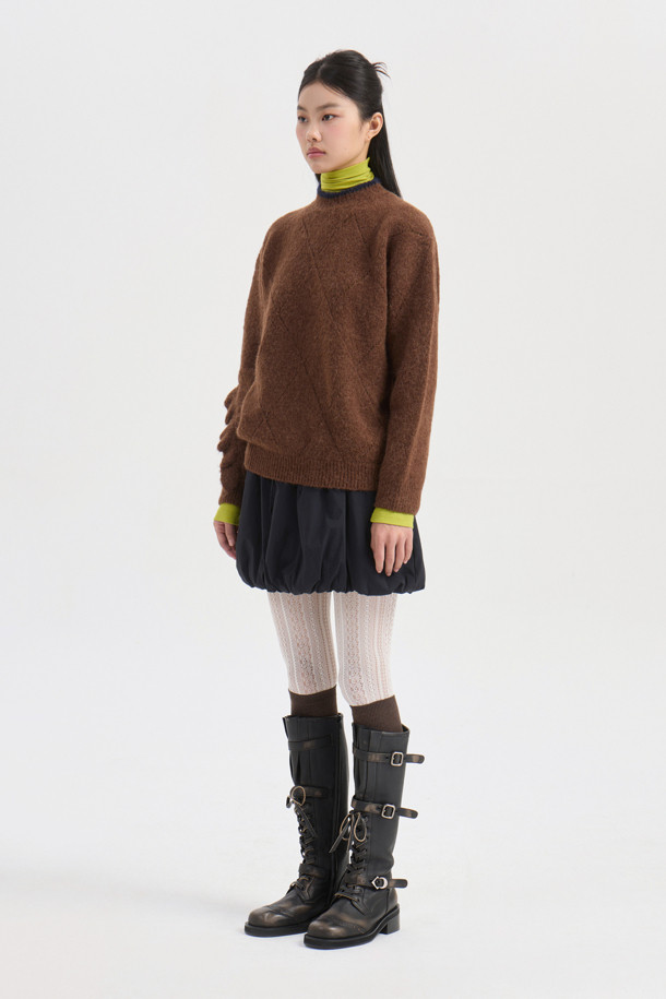 **아가일 니트 풀오버 (브라운)**는 알파카 혼방 소재로 제작되어 포근한 촉감을 선사하는 여성용 니트입니다. 가을과 겨울에 어울리는 얇은 두께의 긴 소매 라운드넥 니트로, 클래식하면서도 유니크한 아가일 패턴이 특징입니다. 스카시 조직감과 러플 디테일이 돋보이며, 다양한 스타일 연출을 위해 레이어드하여 착용할 수 있습니다. 데이트룩, 모임룩, 미니멀, 캐주얼 스타일 모두 소화 가능한 활용도 높은 아이템입니다. 루즈핏으로 편안하게 착용할 수 있습니다.
