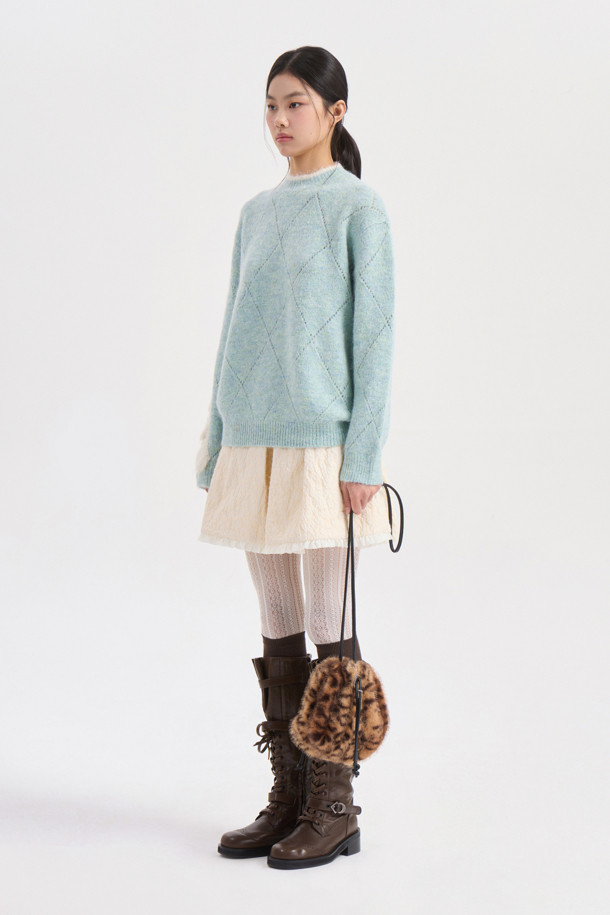 민트 색상의 아가일 니트 풀오버는 여성스러움을 더하는 러플 디테일과 스카시 조직감으로 포인트를 주었습니다. 알파카 혼방 소재로 제작되어 포근한 촉감을 선사하며, 얇은 두께감으로 간절기부터 겨울까지 레이어드하여 활용하기 좋습니다. 라운드넥과 루즈핏 디자인은 클래식하면서도 캐주얼한 무드를 연출하며, 모임룩, 데이트룩 등 다양한 스타일링에 적합합니다. 긴소매 기장과 레귤러 기장으로 편안하게 착용 가능하며, 미니멀한 스타일을 즐기는 분들께 추천합니다.
