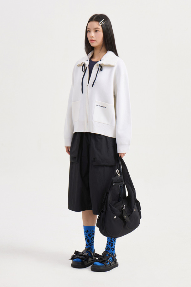 빅 카라 니트 가디건(아이보리)은 부드러운 울 소재로 제작되어 가을, 겨울 시즌에 따뜻하게 착용하기 좋습니다. 캐주얼한 무드의 루즈핏으로 편안한 착용감을 선사하며, 빅 카라 디자인이 포인트를 더합니다. 금속 지퍼와 아웃 포켓 디테일, 로고 배색, 스트라이프 니팅 테잎, 그리고 볼륨감 있는 카라가 특징입니다. 데일리룩, 카페룩, 모임룩 등 다양한 TPO에 활용하기 좋으며, 캐주얼, 클래식, 미니멀 스타일을 연출할 수 있습니다. 긴 소매 기장에 두꺼운 두께감으로 포근함을 더한 아이보리 컬러의 니트 가디건입니다.
