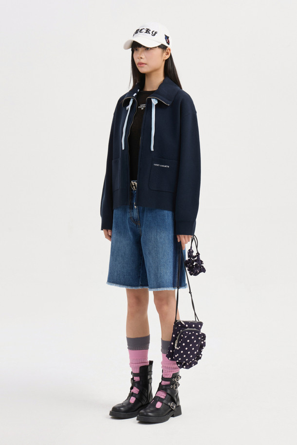 빅 카라 니트 가디건 (다크 네이비)은 캐주얼하고 클래식한 무드를 연출하는 여성용 가디건입니다. 가을, 겨울에 적합하며, 두꺼운 울 소재로 제작되어 따뜻하게 착용할 수 있습니다. 넉넉한 루즈핏에 지퍼형 여밈 방식이 적용되었으며, 빅 카라 디자인과 아웃포켓 디테일이 포인트를 더합니다. 또한, 로고 배색과 스트라이프 니팅 테잎 디테일로 디자인의 완성도를 높였습니다. 데일리룩, 카페룩, 동네 마실룩 등 편안한 상황에 잘 어울립니다.
