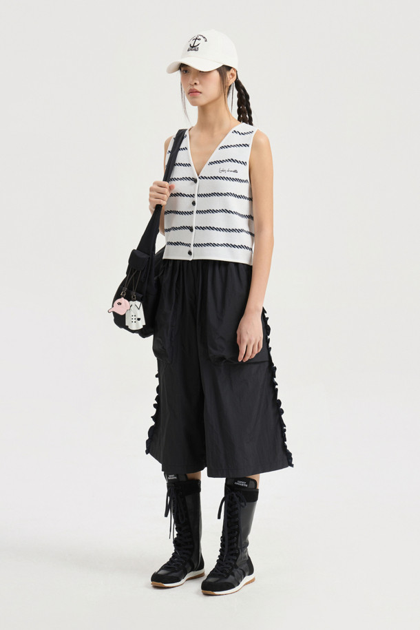 **Stripe 니트 베스트 (아이보리)**

부드러운 촉감의 니트 소재로 제작된 여성용 베스트입니다. 아이보리 컬러에 V넥 디자인으로, 봄, 가을 시즌에 캐주얼하게 착용하기 좋습니다. 루프 아트웍 자카드 패턴과 금속 단추 디테일이 돋보이며, 스탠다드핏 또는 루즈핏으로 연출할 수 있습니다. 레이어링하여 다양한 스타일을 연출하거나 단독으로 착용하여 데이트룩, 카페룩에 포인트를 더해보세요. 미니멀, 클래식 스타일을 선호하는 분들께 추천합니다.
