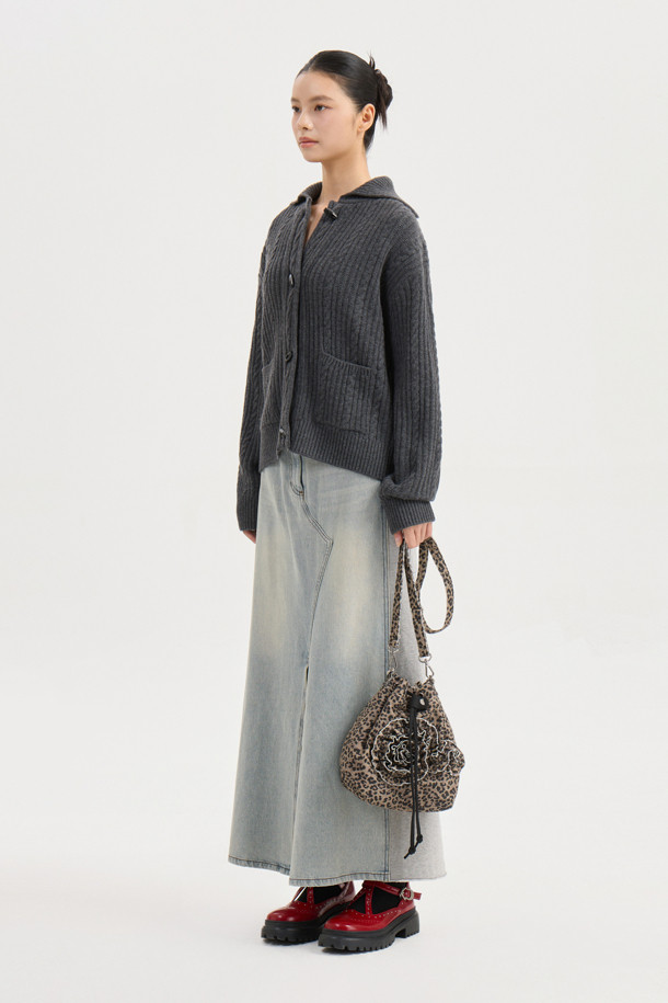 멜란지 그레이 컬러의 Entry 케이블 니트 가디건입니다. 부드러운 울 소재로 제작되어 가을, 겨울에 따뜻하게 착용할 수 있습니다. 클래식하고 캐주얼한 스타일을 모두 소화하며, 루즈핏과 브이넥 디자인으로 편안함을 더했습니다. 토글 단추 디테일과 럭키 로고, 스트라이프 느낌의 케이블 & 립 패턴 조직감이 특징입니다. 데이트룩, 카페룩, 겨울 데일리룩 등 다양한 TPO에 활용 가능하며, 스타일리시한 미니멀룩을 연출할 수 있습니다.
