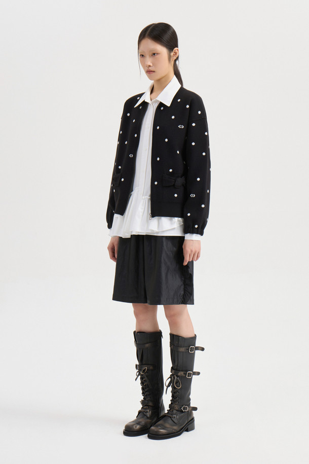 [Re-Order] 도트 짚업 니트 카디건 (블랙)은 부드러운 니트 소재의 여성용 카디건입니다. 릴랙스 핏과 라운드넥 디자인으로 편안한 착용감을 선사하며, 캐주얼 및 베이직 스타일을 연출하기 좋습니다. 도트 패턴과 드롭 숄더, 소매 이밴드, 포켓, 리본 디테일이 돋보이며, 집업 방식으로 간편하게 착용할 수 있습니다. 일상, 동네 마실룩, 집콕룩 등 다양한 TPO에 활용 가능하며, 미니멀하고 클래식한 스타일을 선호하는 분들께 추천합니다. 자카드 조직으로 제작되어 더욱 고급스러운 느낌을 줍니다.
