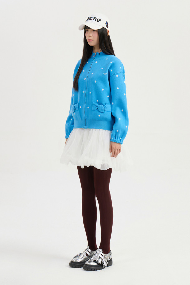 도트 집업 니트 가디건 (블루)은 캐주얼, 미니멀, 로맨틱 스타일을 즐기는 여성들을 위한 아이템입니다. 봄, 가을에 어울리는 이 니트 가디건은 부드러운 촉감의 니트 소재로 제작되었으며, 루즈핏으로 편안한 착용감을 선사합니다. 도트 패턴과 드롭 숄더, 소매 이밴드, 포켓 리본 디테일이 디자인의 특징이며, 데이트룩과 봄 소풍룩에 매치하기 좋습니다. 중간 두께의 집업 스타일로 간절기 날씨에 유용하며, 일상복으로 활용하기 좋습니다.
