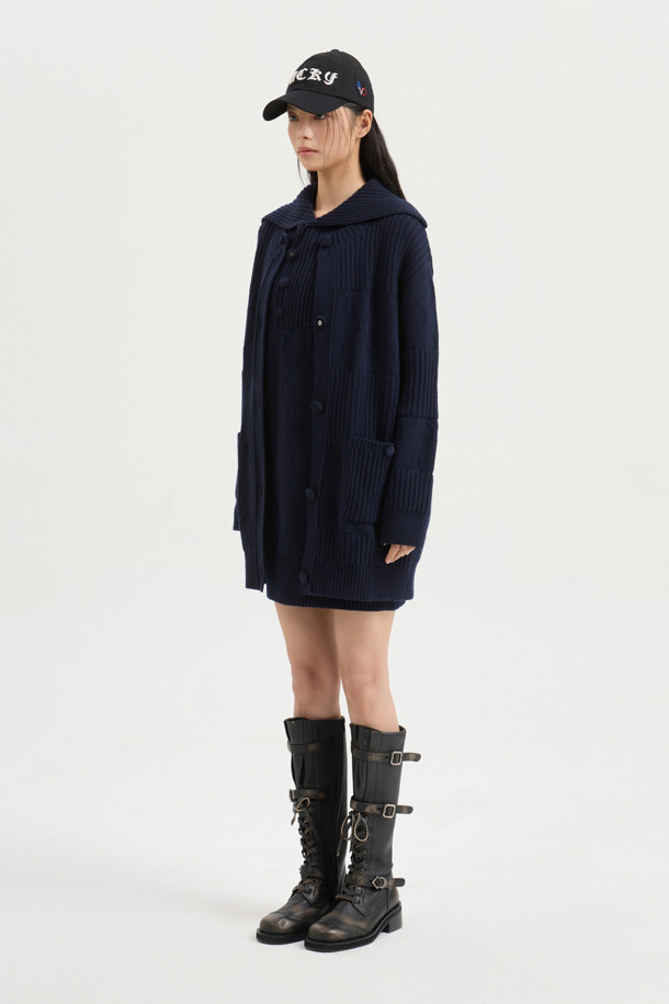 라운드 넥 하프 니트 가디건 (다크 네이비)은 울, 나일론, 캐시미어 혼방 소재로 제작되어 부드러운 촉감과 따뜻함을 선사합니다. 라운드 넥 디자인과 긴 소매 기장, 루즈핏으로 편안한 착용감을 제공하며, 가을, 겨울 시즌 데일리룩, 카페룩, 모임룩에 모두 잘 어울립니다. 클래식, 캐주얼, 미니멀 스타일을 연출하기 좋으며, 하프 기장으로 다양한 하의와 매치하기 용이합니다. 코듀로이 단추 디테일과 빅 아웃포켓이 특징이며, 원피스 위에 레이어드하여 스타일리시하게 연출할 수도 있습니다.
