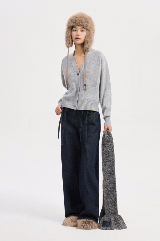 멜란지 그레이 컬러의 자수 디테일 브이넥 니트 가디건입니다. 울과 나일론 혼방 소재로 제작되어 포근하면서도 가벼운 착용감을 선사합니다. 세미 루즈핏에 크롭 기장으로, 캐주얼하고 베이직한 스타일을 연출하며, 플라워 모티브 단추와 조직감 디테일이 돋보입니다. 긴소매 디자인으로 가을, 겨울철 데이트룩이나 모임룩에 활용하기 좋으며, 레이어드 스타일링으로 다양한 분위기를 연출할 수 있습니다.
