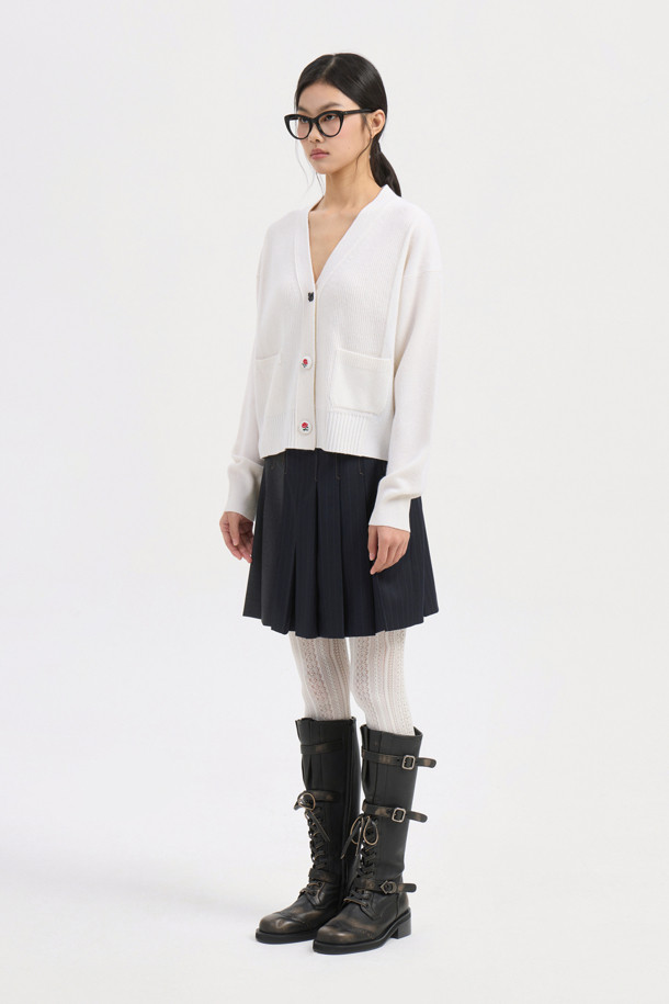 아이보리 컬러의 자수 디테일 브이넥 니트 가디건입니다. 울과 나일론 혼방 소재로 제작되어 포근함과 가벼운 촉감을 선사하며, 가을, 겨울 시즌에 안성맞춤입니다. 세미 루즈핏으로 편안하게 착용 가능하며, 플라워 모티브 단추와 좌우 포켓 디자인, 소매/등판/앞판의 서로 다른 조직감이 돋보입니다. 브이넥 라인으로 다양한 이너와 레이어드하여 데이트룩, 모임룩, 클래식, 미니멀, 캐주얼 스타일 모두 연출할 수 있습니다.
