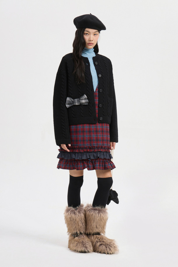 체크 리본 라운드 넥 니트 가디건 (블랙)은 가을, 겨울 시즌에 어울리는 여성 의류입니다. 부드러운 울 소재에 두꺼운 두께감으로 따뜻함을 제공하며, 라운드 넥과 긴 소매, 루즈핏으로 편안한 착용감을 선사합니다. 케이블 조직감과 체크 패턴이 클래식하고 캐주얼한 무드를 더하며, 체크 리본 장식이 여성스러운 포인트를 더합니다. 데이트룩, 모임룩, 출근룩 등 다양한 TPO에 활용 가능한 매력적인 아이템입니다.
