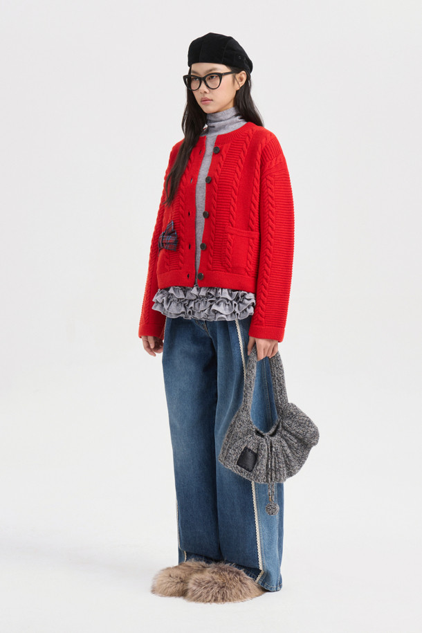 [Re-Order] 체크 리본 라운드 넥 니트 가디건 (레드)는 포근한 울 소재로 제작되어 가을, 겨울 시즌에 따뜻하게 착용하기 좋은 여성 니트 가디건입니다. 체크 패턴과 리본 장식이 걸리시한 무드를 더하며, 라운드 넥과 긴 소매 디자인으로 부드러운 촉감을 선사합니다. 넉넉한 루즈핏과 코쿠닝 실루엣으로 편안함을 강조하며, 데이트룩, 모임룩 등 다양한 TPO에 캐주얼, 클래식, 걸리시 스타일로 연출하기 좋습니다. 두꺼운 두께감의 케이블 조직 니트로 제작되어 따뜻함과 스타일을 동시에 잡았습니다.
