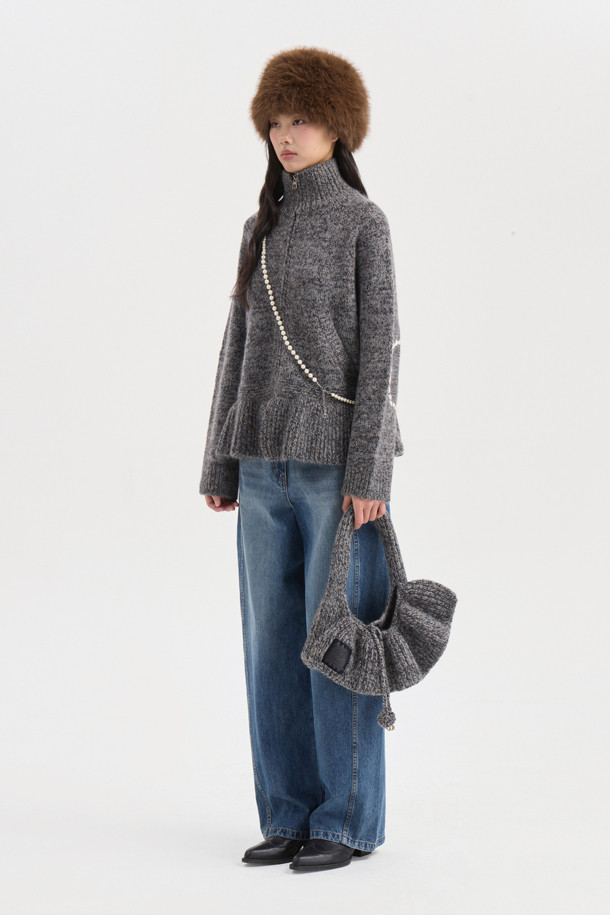 세련된 자수 디테일이 돋보이는 "자수 포인트 집업 니트 가디건 (그레이)"입니다. 부드러운 니트 소재와 두꺼운 두께감으로 따뜻하고 포근한 착용감을 선사하며, 래글런 소매와 페플럼 디자인으로 여성스러운 실루엣을 연출합니다. 하이넥 디자인과 금속 지퍼, 밑단 러플, 로고 자수, 핸드메이드 자수 등 섬세한 디테일들이 유니크한 스타일을 완성합니다. 캐주얼, 클래식, 미니멀 스타일 모두 소화 가능하며 모임룩으로도 활용하기 좋습니다. 쌀쌀한 가을, 겨울 시즌에 폭넓게 활용할 수 있는 실용적인 아이템입니다.
