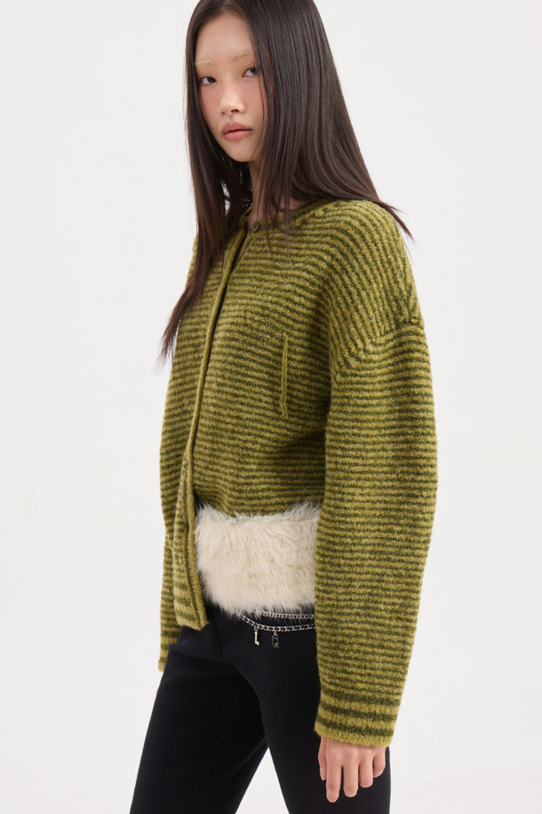 LUCKY CHOUETTE (럭키슈에뜨)의 Chouetties Fake Fur Belt (아이보리)는 부드러운 촉감의 페이크 퍼 소재로 제작된 여성용 벨트입니다. 가을, 겨울 시즌에 어울리며, 캐주얼, 미니멀, 클래식 스타일을 모두 아우르는 디자인입니다. 끈으로 여미는 방식이며, 개발 달 금속 장식이 포인트로 더해져 세련된 느낌을 줍니다. 가벼운 착용감으로 데이트룩, 모임룩 등 다양한 룩에 레이어드하여 연출할 수 있습니다.
