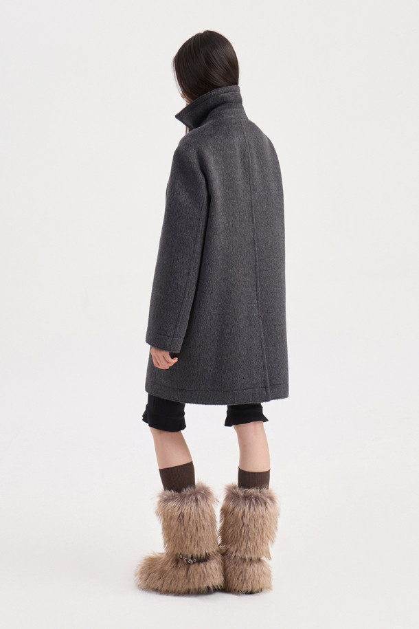 LUCKY CHOUETTE (럭키슈에뜨)의 Chouetties Half Double Coat (슈에티스 하프 더블 코트)는 멜란지 그레이 컬러의 여성용 코트입니다. 캐주얼 및 베이직 스타일로, 가을과 겨울에 착용하기 좋은 두꺼운 울 소재의 하프 기장 더블 코트입니다. 루즈핏으로 편안하게 착용 가능하며, 4개의 포켓과 안감이 있어 실용성을 더했습니다. 출근룩, 모임룩, 데이트룩 등 다양한 TPO에 활용할 수 있으며, 클래식, 미니멀, 캐주얼 스타일을 연출하기 좋습니다. 부드러운 촉감과 긴 소매 기장이 특징입니다.
