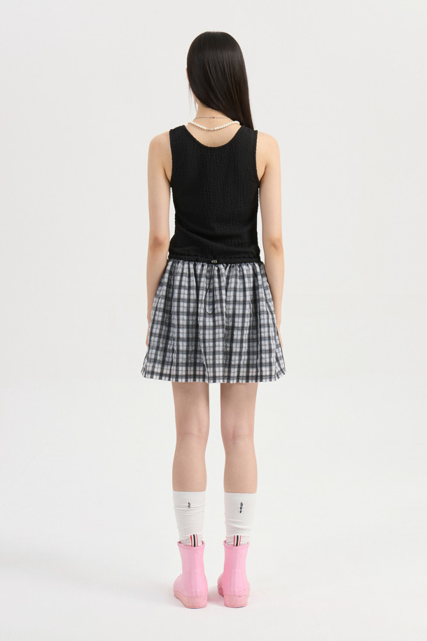 LUCKY CHOUETTE(럭키슈에뜨) Chouetties U넥 슬리브리스 원피스 (블랙)입니다. 깊고 와이드한 U넥 디자인과 솔리드, 체크 소재의 세련된 믹스가 돋보입니다. 허리 스트링 디테일과 Lucky Crescent Moon 모티브 패치 자수가 포인트로 더해졌으며, 단독 또는 레이어드하여 다양한 스타일을 연출할 수 있습니다. 데이트룩, 카페룩, 모임룩에 어울리는 클래식, 미니멀, 걸리시 무드의 슬리브리스 원피스입니다. 봄, 여름 시즌에 시원하고 스타일리시하게 즐겨보세요.
