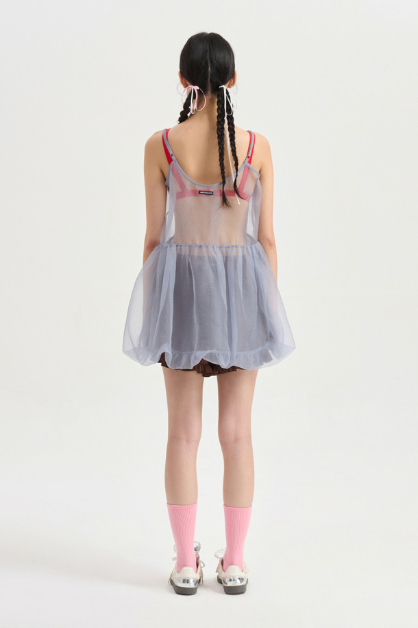 럭키 슈에뜨의 레이어링 민소매 원피스(grey)는 페미닌한 무드를 연출하는 여성 의류입니다. 봄, 여름 시즌에 어울리는 얇은 두께감의 루즈핏 원피스로, 광택감 있는 소재와 셔링 디테일이 특징입니다. 조절 가능한 어깨끈으로 편안하게 착용 가능하며, 뒷면 라벨 장식으로 포인트를 더했습니다. 데이트룩, 카페룩, 여행룩 등 다양한 TPO에 활용 가능하며, 미니멀, 로맨틱, 클래식 스타일을 즐기는 분들께 추천합니다. 무지 디자인의 레이어드 치마 타입으로, 세련된 스타일을 연출할 수 있습니다.
