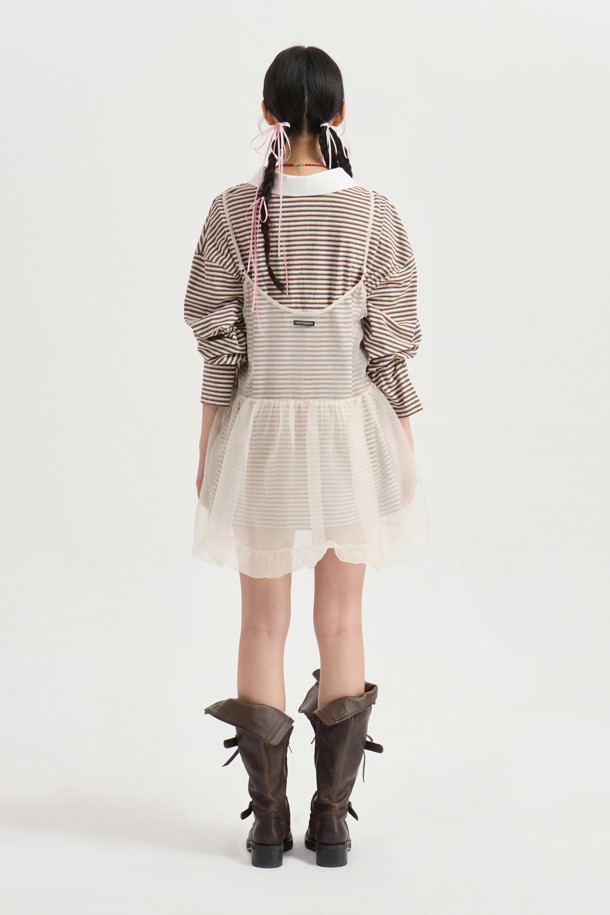 Chouetties by 럭키슈에뜨 레이어링 슬리브리스 원피스 (옐로우)는 얇은 두께감과 페미닌한 스타일의 여성용 원피스입니다. 봄, 여름 시즌에 어울리는 민소매 디자인으로, 셔링 디테일과 은은한 광택감이 특징입니다. 조절 가능한 어깨끈으로 편안하게 착용 가능하며, 레이어링하여 다양한 스타일을 연출할 수 있습니다. 데이트룩, 카페룩, 여행룩에 적합하며, 미니멀, 로맨틱, 클래식 스타일을 즐기는 분들께 추천합니다. 뒤 라벨 장식으로 포인트를 더했습니다.
