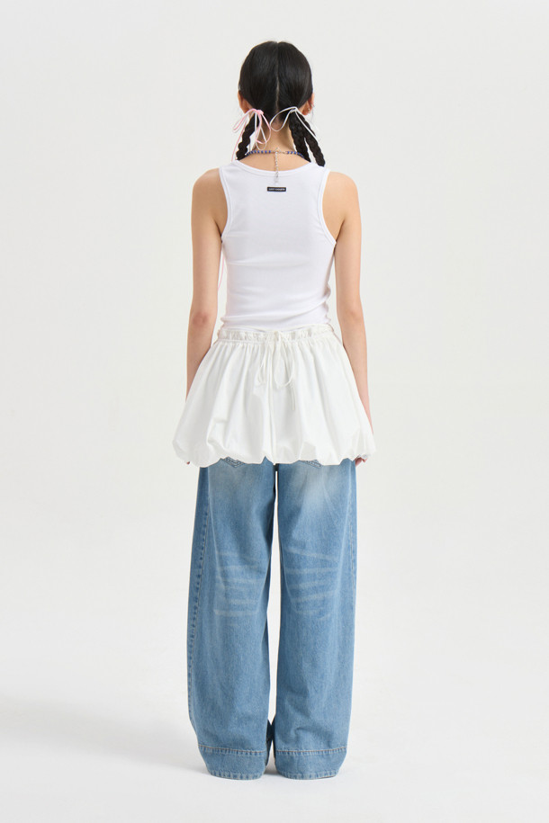 럭키슈에뜨 Chouetties (슈에티스) 헴 볼륨 슬리브리스 원피스 (화이트)는 우아한 스타일을 연출하는 여성 의류입니다. 봄, 여름 시즌에 어울리는 슬리브리스 디자인으로, A라인 치마핏과 허리 밴딩으로 편안하면서도 여성스러운 실루엣을 강조합니다. 풍성한 볼륨감의 스커트 셔링 디테일이 돋보이며, 뒤 라벨 장식이 포인트로 더해졌습니다. 데이트룩, 카페룩, 휴가룩 등 다양한 TPO에 활용 가능하며, 클래식, 미니멀, 로맨틱 스타일을 즐겨 입는 분들께 추천합니다.
