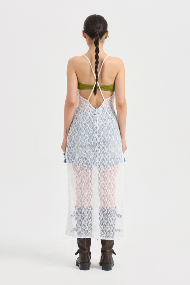 럭키슈에뜨 레이스 레이어링 드레스 (화이트)는 로맨틱하고 미니멀한 스타일을 연출하는 여성용 원피스입니다. 여름 계절에 어울리는 민소매 디자인으로, 얇은 레이스 소재와 슬림핏이 특징입니다. 뒤 X자형 끈 디자인과 신축성 있는 소재로 편안한 착용감을 선사하며, 스윔웨어 또는 이너와 레이어드하여 다양한 스타일을 연출할 수 있습니다. 데이트룩, 휴가룩, 리조트룩으로 활용하기 좋습니다. 스퀘어넥 라인과 레이어드 치마 타입이 드레시한 분위기를 더합니다.
