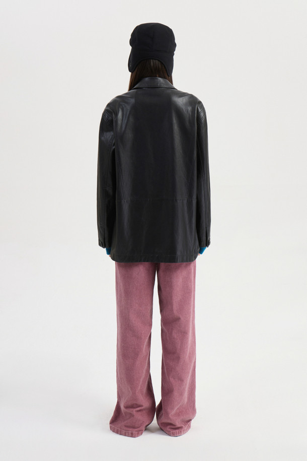 LUCKY CHOUETTE (럭키슈에뜨)의 Chouetties 페이크 레더 재킷 (블랙)입니다. 부드러운 촉감의 인조 가죽 소재로 제작되었으며, 봄, 가을에 착용하기 좋은 두께감입니다. 루즈핏 싱글 버튼 디자인으로 매니시하면서도 캐주얼한 스타일을 연출할 수 있습니다. 어깨 패드가 내장되어 있으며, 양쪽 아웃 포켓과 가먼트 워싱 처리로 디테일을 더했습니다. 출근룩, 모임룩, 데이트룩 등 다양한 TPO에 미니멀, 클래식, 시크한 무드로 활용하기 좋습니다.
