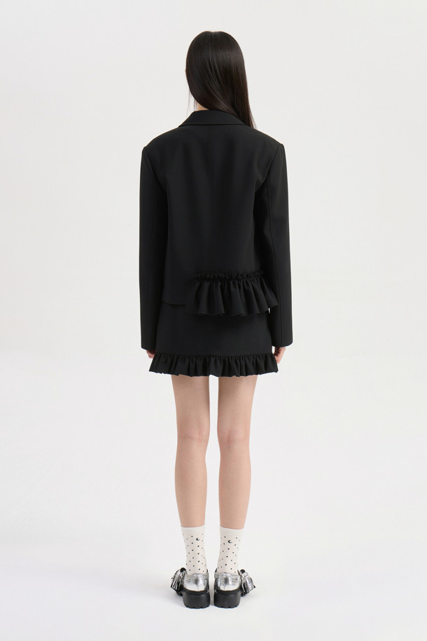 럭키슈에뜨(LUCKY CHOUETTE)의 프릴 헴 미니 스커트(black)입니다. 캐주얼한 무드의 블랙 미니스커트로, H라인 핏과 로우라이즈 디자인이 특징입니다. 폴리에스테르 소재로 제작되어 사계절 내내 편안하게 착용할 수 있으며, 프릴 밑단 디테일이 여성스러운 포인트를 더합니다. 사이드 지퍼로 간편하게 여닫을 수 있으며, 데이트룩, 쇼핑룩 등 다양한 TPO에 활용 가능합니다. 레이어드 스타일링을 통해 미니멀, 클래식 룩을 연출할 수 있습니다.
