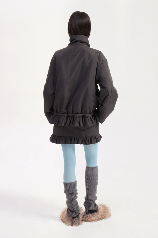 럭키슈에뜨의 Chouetties (슈에티스) Hem Frill Check Padding Skirt (다크 그레이)는 겨울철 캐주얼 룩을 위한 패딩 스커트입니다. 다크 그레이 컬러의 체크 패턴이 돋보이며, 밑단 러플 디테일이 여성스러운 포인트를 더합니다. H라인 핏과 로우라이즈 디자인으로 세련된 실루엣을 연출하며, 두꺼운 두께감으로 따뜻하게 착용할 수 있습니다. 출근룩뿐만 아니라 미니멀, 클래식 스타일에도 잘 어울리는 활용도 높은 아이템입니다.
