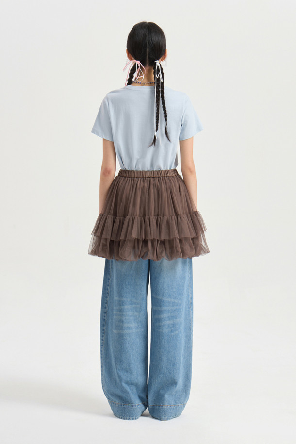 럭키슈에뜨의 Chouetties (슈에티스) 메쉬 볼륨 미니 스커트 (브라운)입니다. 부드러운 촉감의 메쉬 소재로 제작되어 봄, 여름에 시원하게 착용하기 좋습니다. 허리 밴딩과 셔링 디테일이 여성스러운 A라인 실루엣을 더욱 돋보이게 하며, 안감이 있어 비침 걱정 없이 편안하게 입을 수 있습니다. 데이트룩, 카페룩, 여행룩 등 다양한 TPO에 걸리시, 미니멀, 로맨틱 스타일을 연출해보세요.
