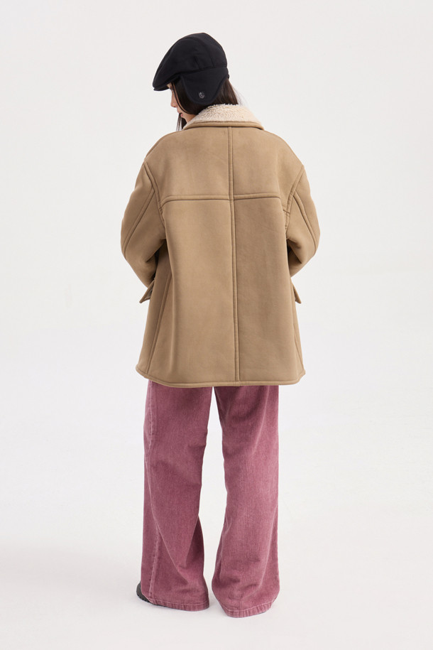 럭키슈에뜨 Chouetties (쇼티스) Fake Mustang (베이지)는 여성스러운 캐주얼 스타일을 연출하는 무스탕입니다. 스웨이드와 덤블 소재의 조화로 포근하고 부드러운 촉감을 선사하며, 두꺼운 두께감으로 따뜻하게 착용할 수 있습니다. 넉넉한 루즈핏과 스탠다드핏 디자인으로 편안한 착용감을 제공하며, 하프 기장으로 다양한 하의와 매치하기 좋습니다. 아웃포켓 디테일과 로고 엠보 포인트가 디자인의 포인트를 더하며, 가을과 겨울 시즌 데일리룩에 활용하기 좋습니다. 베이지 컬러는 미니멀하고 클래식한 분위기를 연출합니다.
