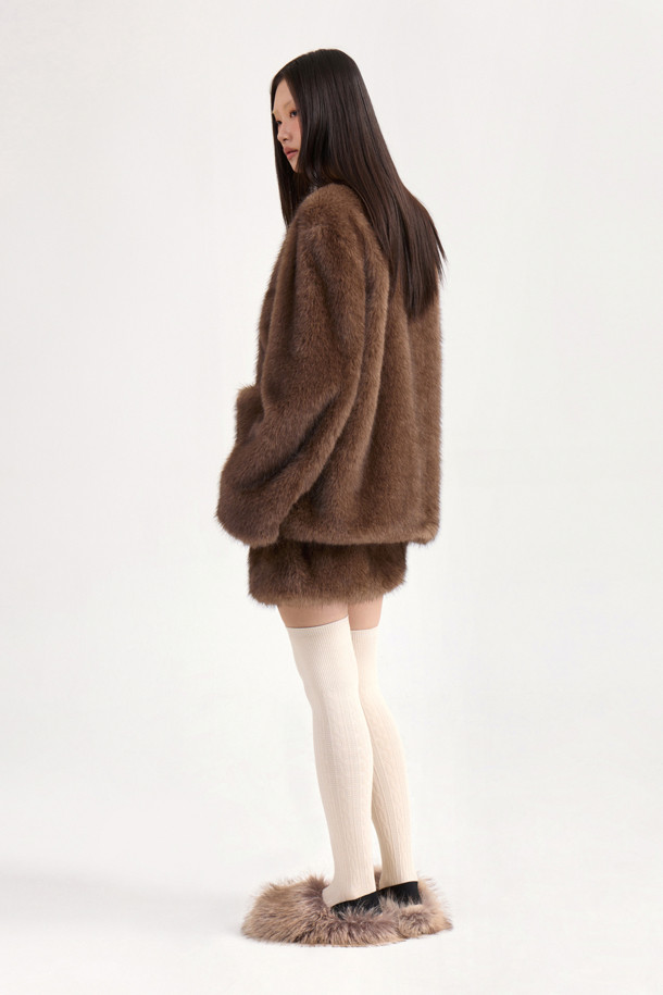 럭키슈에뜨의 슈에티스 페이크 퍼 재킷(브라운)은 출근룩, 오피스룩, 비즈니스 캐주얼에 어울리는 아이템입니다. 클래식, 미니멀, 시크한 스타일을 연출하기에 적합하며, 부드러운 페이크 퍼 소재가 고급스러운 분위기를 더합니다. 브라운 컬러는 따뜻하고 세련된 느낌을 주어 다양한 옷차림에 코디하기 좋습니다. 럭키슈에뜨만의 감각적인 디자인으로, 겨울철 스타일링에 포인트를 더해보세요. 페이크 퍼 재킷으로 시크하고 따뜻한 겨울을 완성하세요.
