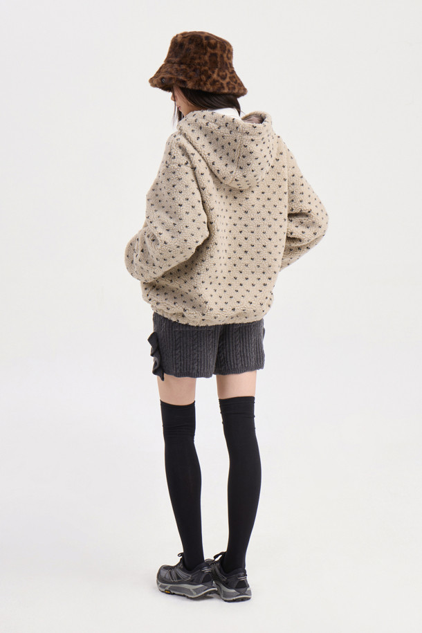 Chouetties by LUCKY CHOUETTE(슈에뜨 바이 럭키슈에뜨)의 페이크 퍼 후드 점퍼(베이지)입니다. 부드러운 플리스와 페이크 퍼 소재로 제작되어 포근하고 따뜻한 착용감을 선사하며, 겨울철은 물론 가을에도 활용하기 좋습니다. 캐주얼, 미니멀, 고프코어 스타일을 아우르는 디자인으로 캠핑룩, 산책룩 등 다양한 TPO에 매치하기 용이합니다. 도트와 하트 패턴이 사랑스러운 분위기를 더하고, 오버핏 실루엣과 후드 디자인으로 편안하면서도 스타일리시하게 연출할 수 있습니다. 투웨이 지퍼, 소매단 및 밑단 밴딩, 레터링 자수, 솔리드 안감 등의 디테일이 돋보이는 두꺼운 두께감의 긴소매 점퍼입니다.
