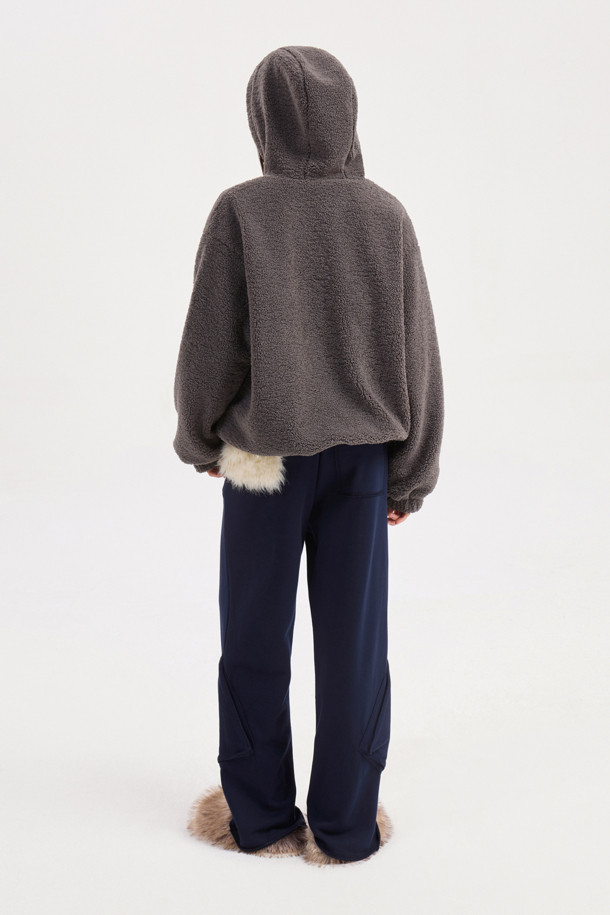 럭키 슈에뜨(LUCKY CHOUETTE)의 Chouetties 페이크 퍼 리버시블 후드 점퍼(다크 그레이)입니다. 부드러운 플리스, 나일론, 페이크 퍼 소재로 제작되어 가을, 겨울 시즌에 따뜻하게 착용할 수 있습니다. 넉넉한 오버핏에 지퍼 여밈 방식으로 편안함을 더했으며, 소매단과 밑단 밴딩 처리로 활동성을 높였습니다. 안감은 페이크 퍼 소재로 뒤집어 투웨이 스타일 연출이 가능하며, 캐주얼, 미니멀, 고프코어 스타일을 즐겨 입는 여성분들께 추천합니다. 가슴 부분에는 럭키 크레센트 문 와펜 자수 장식이 포인트로 더해졌습니다. 산책, 집콕, 여행 등 다양한 상황에서 활용하기 좋은 아이템입니다.
