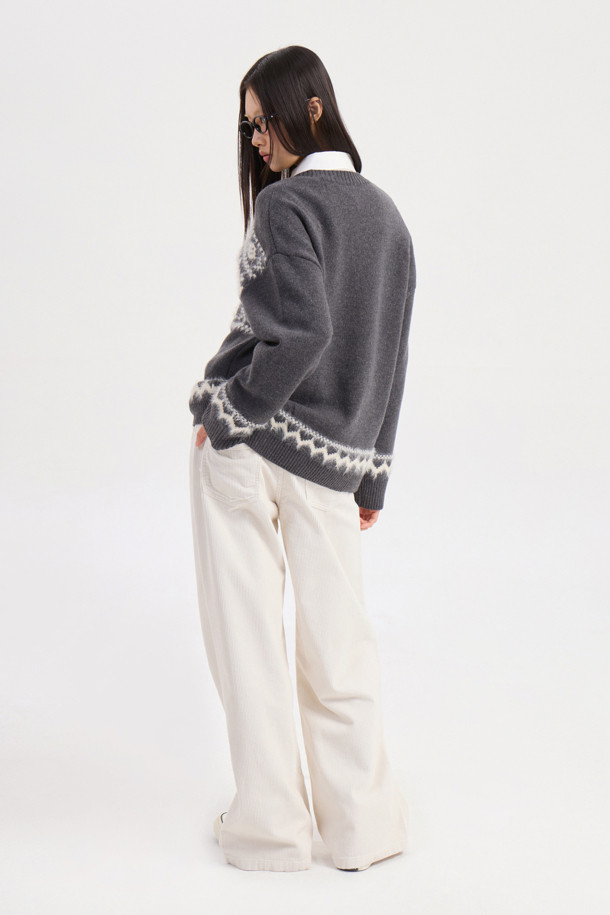 럭키슈에뜨 (LUCKY CHOUETTE)의 Chouetties 워싱 와이드 코듀로이 팬츠 (아이보리)입니다. 캐주얼 스타일의 여성 의류로, 가을과 겨울에 착용하기 좋습니다. 로우라이즈 디자인에 럭키슈에뜨 로고와 Lucky Crescent Moon 자수가 포인트로 더해졌습니다. 와이드핏으로 편안한 착용감을 선사하며, 데이트룩이나 모임룩에 활용하기 좋습니다. 부드러운 코듀로이 소재에 워싱 가공을 거쳐 자연스러운 핏을 연출합니다.
