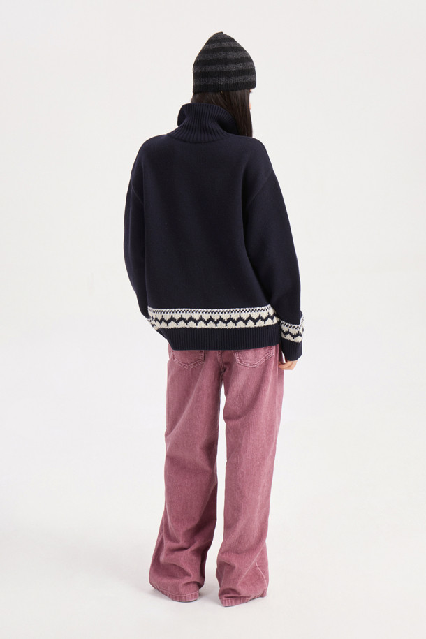 럭키슈에뜨(LUCKY CHOUETTE)의 "슈에티즈 by 럭키슈에뜨_워싱 와이드 코듀로이 팬츠(핑크)"는 캐주얼, 클래식, 미니멀 스타일을 즐기는 여성들을 위한 바지입니다. 가을, 겨울 시즌에 어울리는 두꺼운 두께감의 와이드핏 코듀로이 팬츠로, 워싱 가공을 거쳐 부드러운 촉감을 선사합니다. 로우라이즈 디자인에 럭키슈에뜨 로고와 Lucky Crescent Moon 자수 디테일이 돋보이며, 데이트룩 연출에 제격입니다. 맥시 기장으로 다리가 길어 보이는 효과를 주며, 핑크 컬러가 사랑스러운 분위기를 더합니다.
