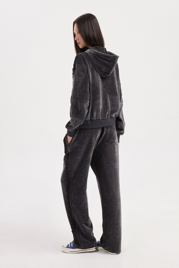 [Re-Order] 럭키슈에뜨_프릴 포인트 벨벳 롱 팬츠 (다크 그레이)는 부드러운 촉감의 벨벳 소재로 제작되어 가을, 겨울 시즌에 따뜻하게 착용하기 좋은 여성용 와이드 핏 긴 바지입니다. 허리 스트링과 사이드 러플 디테일이 캐주얼하면서도 여성스러운 분위기를 더하며, 루즈핏과 맥시 기장으로 편안함을 선사합니다. 집콕룩, 산책룩 등 편안한 일상에 잘 어울리며, 캐주얼, 미니멀, 클래식 스타일을 즐겨 입는 분들께 추천합니다. 세트 상품으로도 구매 가능합니다.
