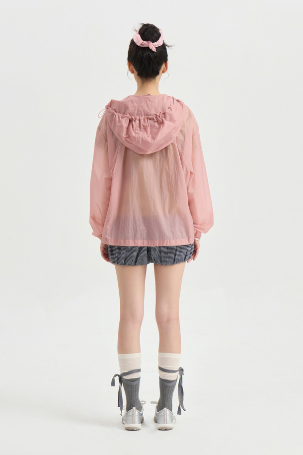 LUCKY CHOUETTE (럭키슈에뜨)의 Chouetties Check Volume Shorts (체크 볼륨 쇼츠) 입니다. 블루 컬러의 여성 숏팬츠로, 캐주얼하고 여성스러운 스타일을 연출합니다. 허리 밴딩과 밑단 밴딩으로 편안한 착용감을 선사하며, 셔링 디테일과 볼륨감 있는 디자인이 특징입니다. 체크 패턴이 돋보이며, 뒷면 라벨 장식으로 포인트를 더했습니다. 동네 마실룩, 카페룩, 봄 소풍룩 등 다양한 TPO에 활용하기 좋은 아이템입니다.
