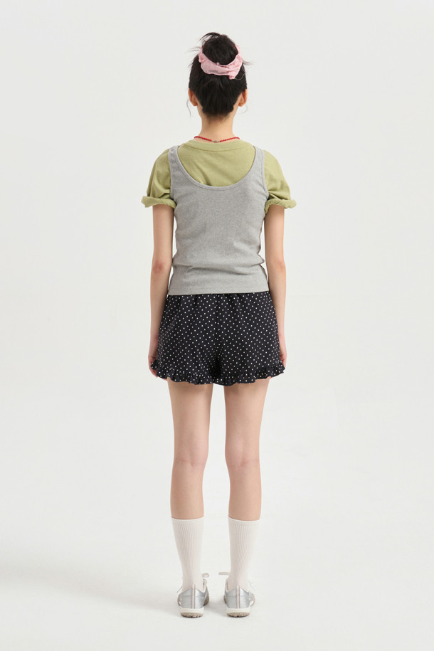 럭키슈에뜨의 Chouetties 프릴 숏팬츠 (블랙)는 여성스러운 스타일을 연출하는 데 안성맞춤입니다. 부드러운 사틴 소재와 은은한 광택감이 고급스러운 분위기를 더하며, 허리 밴딩으로 편안한 착용감을 선사합니다. 밑단 러플 디테일과 도트 패턴이 사랑스러운 포인트를 더하고, 뒷면 라벨 장식으로 브랜드의 감성을 느낄 수 있습니다. 데이트룩, 카페룩, 휴가룩 등 다양한 TPO에 로맨틱, 미니멀, 리조트 스타일로 활용해보세요.
