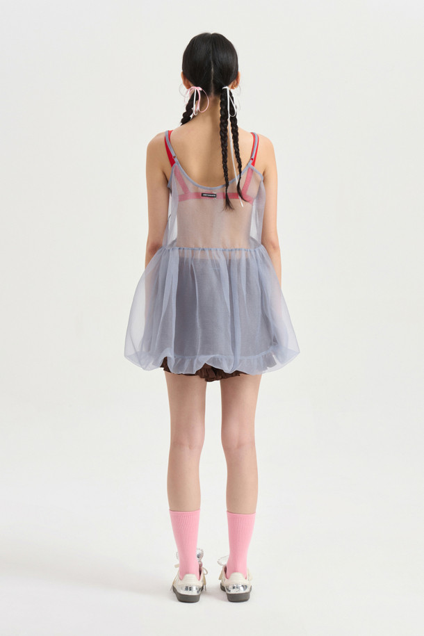 LUCKY CHOUETTE (럭키슈에뜨)의 Chouetties 프릴 쇼츠 (브라운)입니다. 부드러운 사틴 소재로 제작되어 은은한 광택감이 돋보이며, 밑단 러플 디테일이 여성스러운 분위기를 더합니다. 허리 밴딩 처리로 편안한 착용감을 선사하며, 뒷면 라벨 장식이 포인트입니다. 여름철 데이트룩, 카페룩, 휴가룩에 잘 어울리며, 클래식, 미니멀, 리조트 스타일을 연출하기 좋습니다. 숏 기장과 도트 패턴으로 시원하고 우아한 스타일을 완성해보세요.
