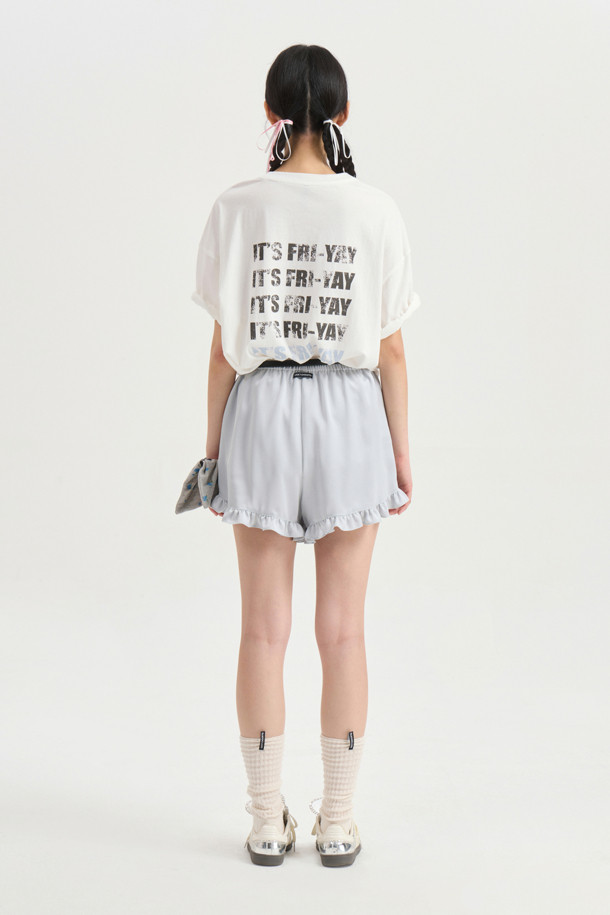 럭키슈에뜨의 Chouetties 프릴 숏팬츠 (실버)는 여성스러운 무드를 연출하는 숏 기장의 프릴 숏팬츠입니다. 은은한 광택감이 돋보이는 사틴 소재에 도트 무늬가 더해져 로맨틱하면서도 미니멀한 스타일을 완성합니다. 밑단 러플 디테일로 포인트를 더했으며, 루즈핏으로 편안한 착용감을 선사합니다. 데이트룩, 카페룩, 휴가룩 등 다양한 TPO에 활용 가능하며, 밴딩 처리로 활동성을 높였습니다. 뒷면에는 럭키슈에뜨 라벨 장식이 돋보입니다.
