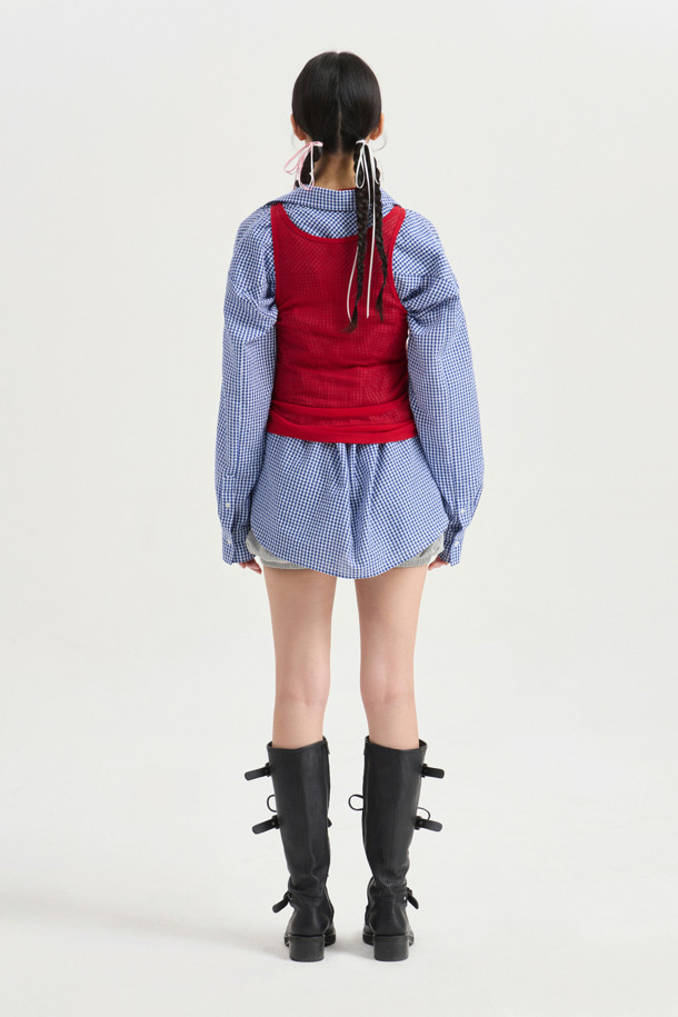 Chouetties by LUCKY CHOUETTE_체크 오버 핏 블라우스 (블루)는 여성용 셔츠/블라우스입니다. 산뜻한 블루 컬러에 체크 패턴으로 캐주얼한 스타일을 연출하며, 봄, 가을에 활용하기 좋습니다. 오버핏으로 편안한 착용감을 제공하며, 셔츠 칼라와 긴 소매 디자인이 특징입니다. 앞 중심 로고 단추와 가슴 부분 레터링 자수가 포인트이며, 아우터로도 활용 가능하여 데이트룩, 카페룩 등 다양한 TPO에 활용 가능합니다. 캐주얼, 클래식, 미니멀 스타일을 즐겨 입는 분들께 추천합니다.
